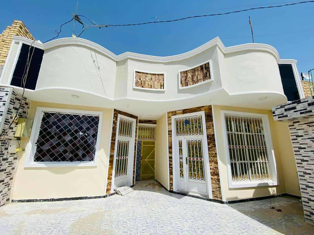 بيت زراعي  مساحه 250م  طابق ونص فرع ابو الماش زراعي مجاور اسواق حمزه يبعد عن شارع بغداد شطره 300 م بالجانب الأيمن في بستان حاج حسون حاج سلمان الشمري
مكون من غرفتين نوم 5في 4 
وصاله 8 في 4
واستقبال 7 في 4
مطبخ 5 في 4
صاله بالطابق الثاني 6في 5
ومجموعتين صحيه داخليه وخارجه
وكراج كبير
ارقامي
***********
***********
