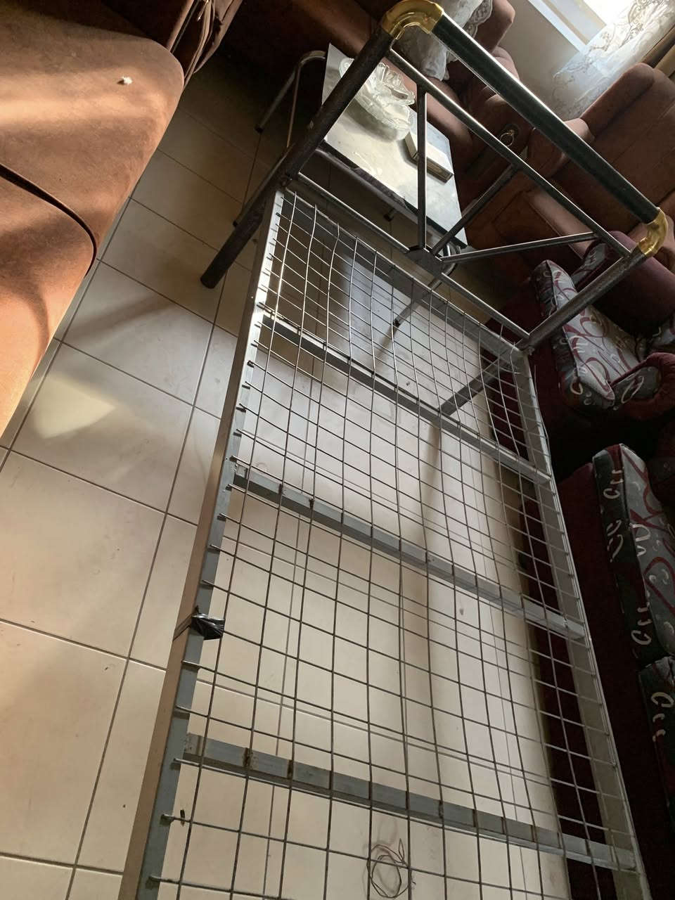 السلام عليكم سرير نفر واحد للبيع نظيف جدا حديد  ما بي كسر ولا شي فقط الشبجه من الطرفين  فاتح الحيم  ينرادلها. لو لحم لو شد فقط والباقي زين مثل ما واضح بالصوره 
سعر 50 وبي مجال 
***********
