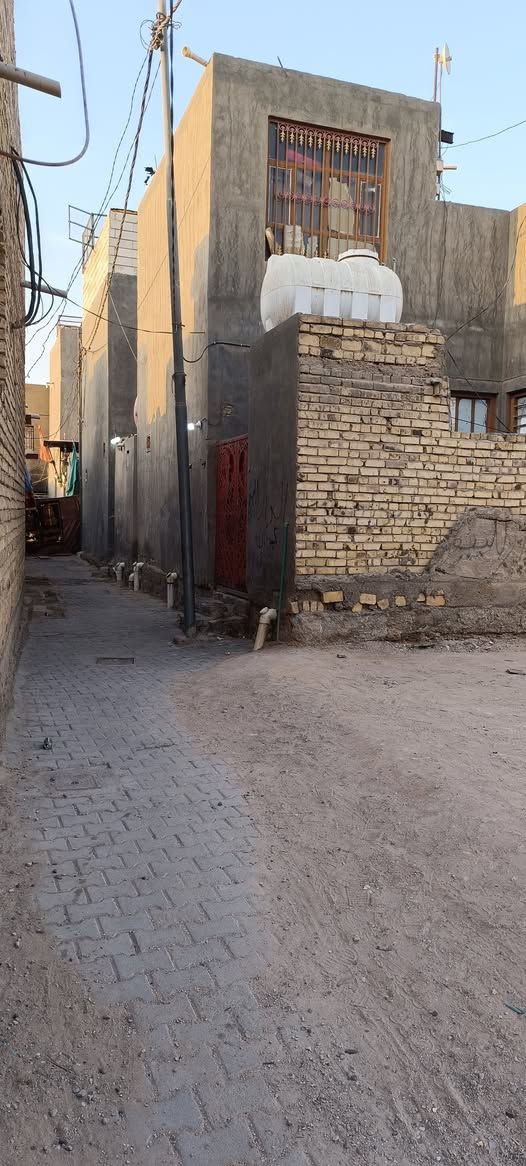 بيت في حي الكرامه100 متر.  يحتوي على غرفه نوم وبراني وصاله وغرفه ملحق مع البيتونه و٢حمامات للأستفسار الاتصال ***********
