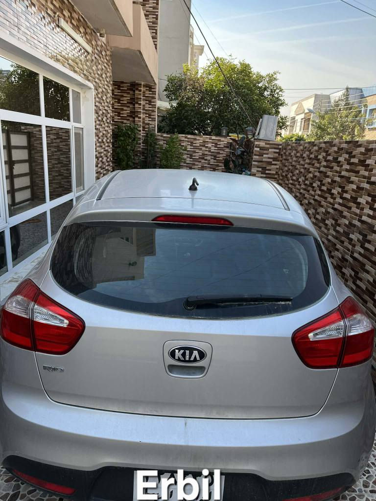 كيا ريو ٢٠١٣ 
يكه ده ست تا ئيستا  سيارةكه تائه م كاته ش فيبه مى نه كوراوه ته نها محسنى تيكراوه زؤر خاوين بي كيشه يه  به ناوى خومانه  هه مو شتيكى به شه رته 
يه ك جاملى صبغ هه نده ك ده ركاى بشت سايق بارده بي كال بونه وه 
كير مكينه به شه رتن هه نده ك لأي سكن ژۆری كرتيه ارباكي نه ته قيون جونكه له لای سکن لێی دراوە دەعمی خفیفە
دبل بانكه يه  کێشەی حماوەی ئەبەد نیە 
سیارەکە بە واضعي هه موم باس كرديه سیارەکەش ئی مالی خۆمانە ***********wats app أربيل, العراق

