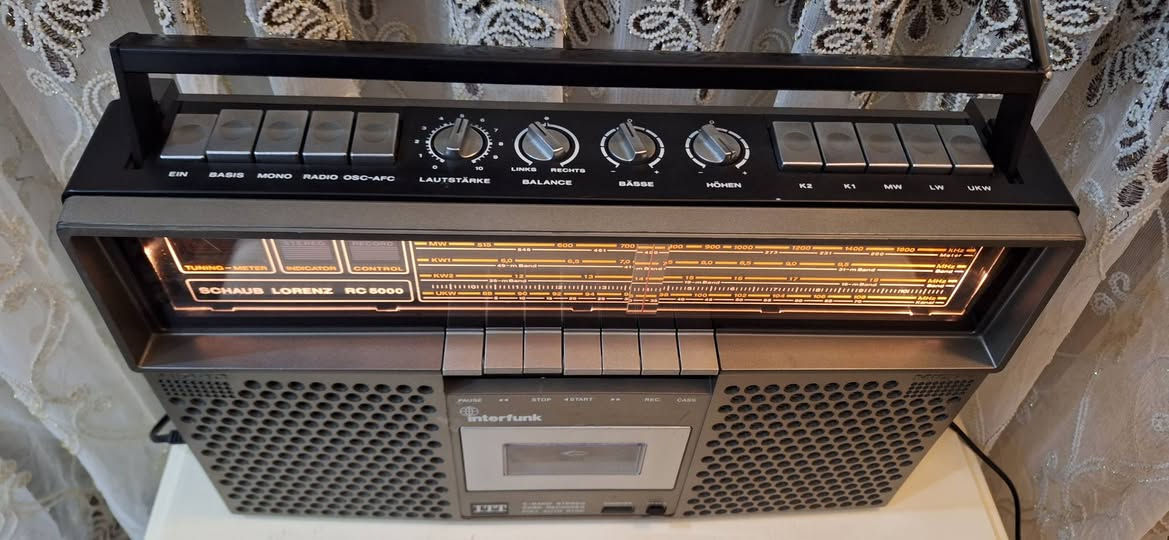 رادیو مسجل اي تی تی المانی  اصلي نضیف جدا انتاج السنة 1979  صوت عالي ونقي 
يعمل على الكهرباء 220 فولت  المباشر او بطاريات عدد 8 کبیر 
موجات رادیو FM MW LW SW1 SW2  
توصیل  للحجز مراسلة الصفحة او مراسلة واتساب على الرقم ***********
