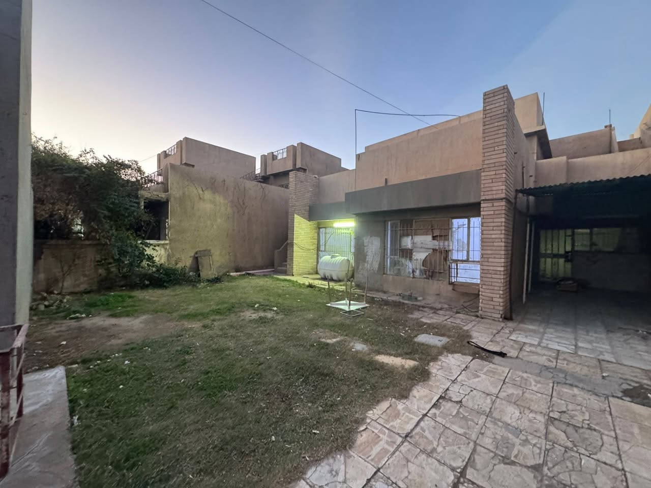 #لـلايـجـار فـي السيـديـة

بيت 530م يحتوي على :
كراج كبير وحديقـة وخمس غرف نوم وصالة وهول ومطبخ وخدمات صحيـة . 
( تجاري / سكني ) . 

📍مربع الاقتصاديين شارع 15م ورصيف 5م .

لـلاستفسار : *********** متوفر واتساب .

بأمكانك عرض عقارك عندنا 
زبائننا الكرام نستقبل كافة عروضكم وطلباتكم 

#مكتب_القيسي_للعقار_والأعمار
شارع المركز مقابل مستلزمات التفاح الاخضر .
