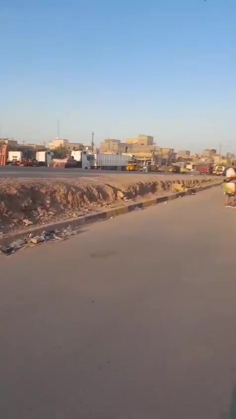 بيت واكع حال مكان سدة قريب عل تقاطع سدة  عرض 3 متر مثل ما موضح بتصوير يعتبر موقع لانو عل شارع العام وتوجد غرفه مابينه  بصوير صايرة بالغرفه أخيرة يراد تفليش ضلع حت تطلع لغرفه وحجم غرفه 3×4 السعر 30 وبي مجال تواصل خاص وهاذ رقم واتساب ***********
