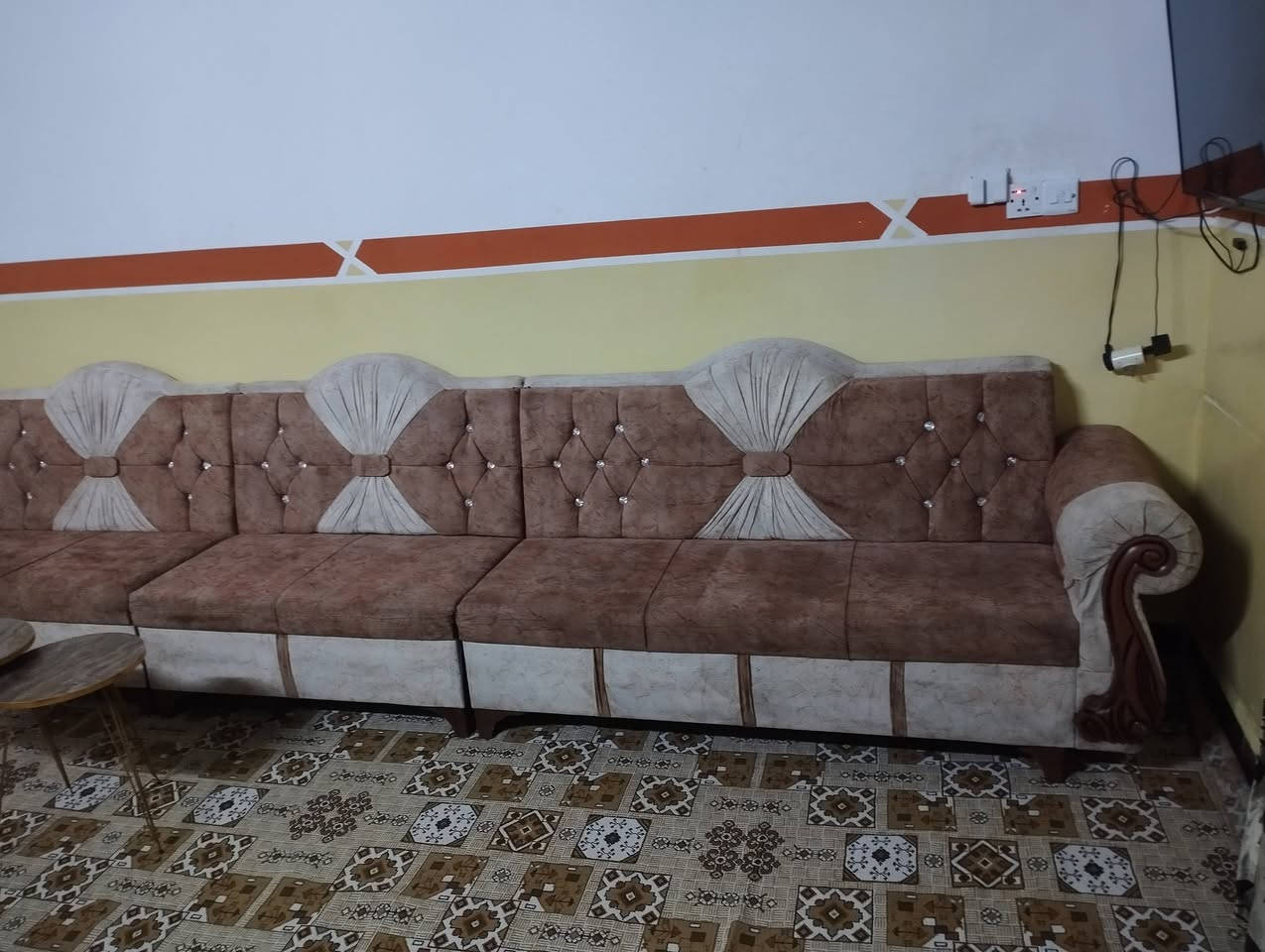 ديوان نضيف اي عيب مابيه 7 امتار السعر 200 ويه الطبلات الشراي يخابر ***********
