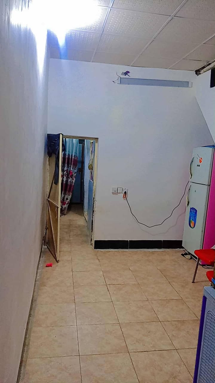 سلام عليكم بيت ٥٠ متر
يتكون من غرفه وصاله ومطبخ وصحيات داخل وخارج
بناء بلوك سكف عكاده
بيت كما موضح بالصوره
مكانه شارع المطار مقابل حي العسكري مجاور مدرسه در النجف
السعر 17  الاستفسار
*********** / واتساب
