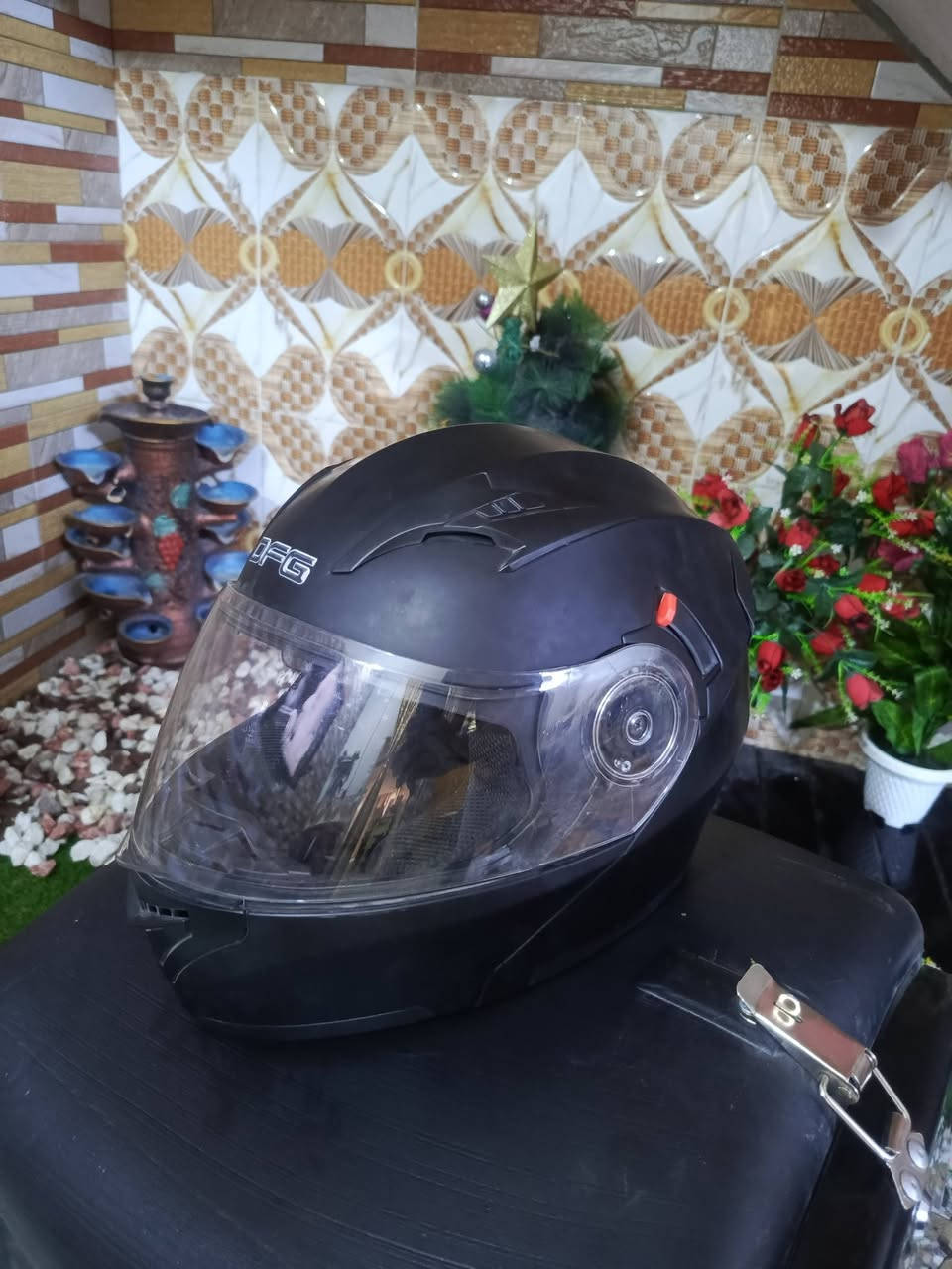 سلام عليكم شباب صندوك +
خوذة جديدات صارهن 15 يوم من اشتريتهن جديد مكاني بغداد اريد بيعهن 

***********
