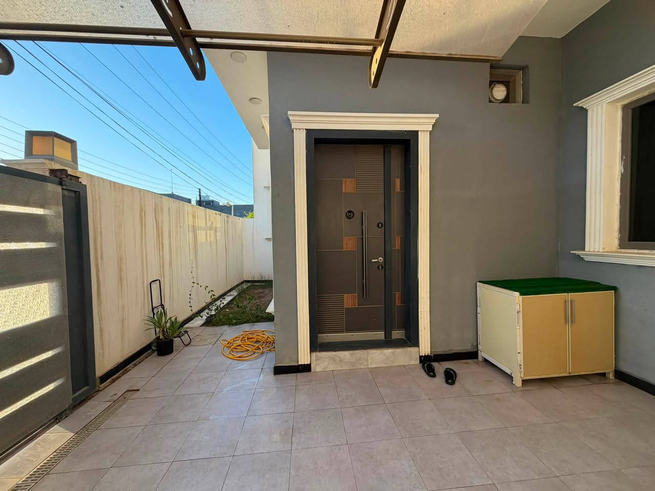 🛑 دار سكني  للبيع 🛑 
المنطقة : الديوانية ؛حي الحضاره  🚩 
اقرب نقطه ؛قرب شارع العام الرئيسي 
المساحه :200متر🏛️ركن على شارعين مع فضله 
التفاصيل :  طابقين بناء حديث
    
الطابق الاول🛑 غرفه نوم وصالة واستقبال ومناور عدد ثنين وشلال داخلي ومطبخ حار وبارد وصحيات داخليه وخارجيه 
الطابق الثاني؛ثلاث غرف نوم وصاله ومجمع صحيات 
للاستفسار 
     مراجعة مكتب رسول الوزني للعقار  
الديوانية . حي الحضارة بداية شارع اسواق طيبة
 للمعلومات ولمزيد من التفاصيل ⬇️
       مراسلة الصفحة  
      او الاتصال
***********
