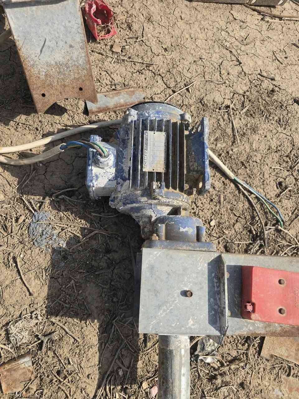 السلام عليكم عندي برينه تركي ٤ خطوط طول الخط100نقص مواعين نظافه 80% عندي نيبل تركي سل ستيل 200مترنقص طوافات  مكان حله وسعر ع هذا رقم ***********
