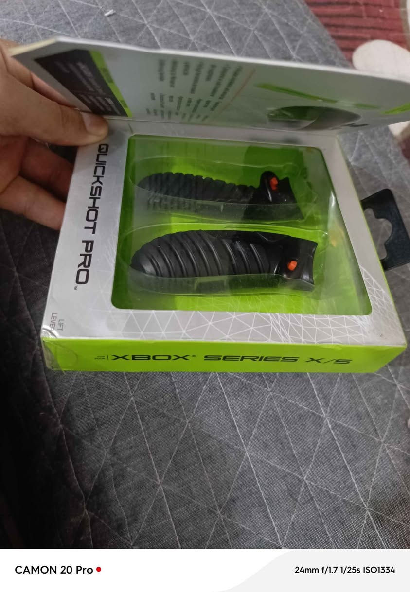 هذا ملحق ليد تحكم الإكس بوكس 🎮
اسمه Quickshot Pro من شركة Bionik، ومخصص لـ Xbox Series X / S.
شنو وظيفته؟
يركّب على أزرار التريگر الخلفية (LT / RT)
يقلّل مسافة الضغط حتى تصير الاستجابة أسرع (مفيد بالألعاب السريعة مثل الشوتر)
بيه وضعين للضغط تگدر تبدّل بينهم
يحسّن القبضة والسيطرة على اليد
سهل التركيب والإزالة
اليد الأصلية مو ضمن العلبة (بس الإضافة)
يعني باختصار:
هذا يخلي ضغط التريگر أسرع وأسهل، يفيدك بالتنافس والألعاب القتالية.

و مرخص ما علية باند أو اي شيء 
واتس *********** بغداد, العراق
