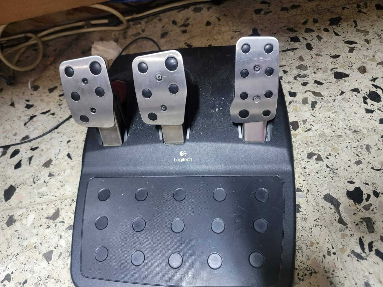 G29  مستعمل للبيع بسعر مناسب جداً
السلام عليكم عندي g29 بدون كير للبيع مستعمل نضافتة جيدة موضحة بالصور بي بس ملاحضتين 
اكو بلاستكة نقص الي تثبت الميز موضحة بالصورة الزيادة مماثرة الدركسون ثابت
وال L2 الزركة مشكلة يعني شلون جنك ضاغط عليها بدون متعوفها (اني مطفيها من الاعدادات وممضايقتني )
السعر 120 قفل مكاني بغداد وعندي توصيل 
*********** واتساب
