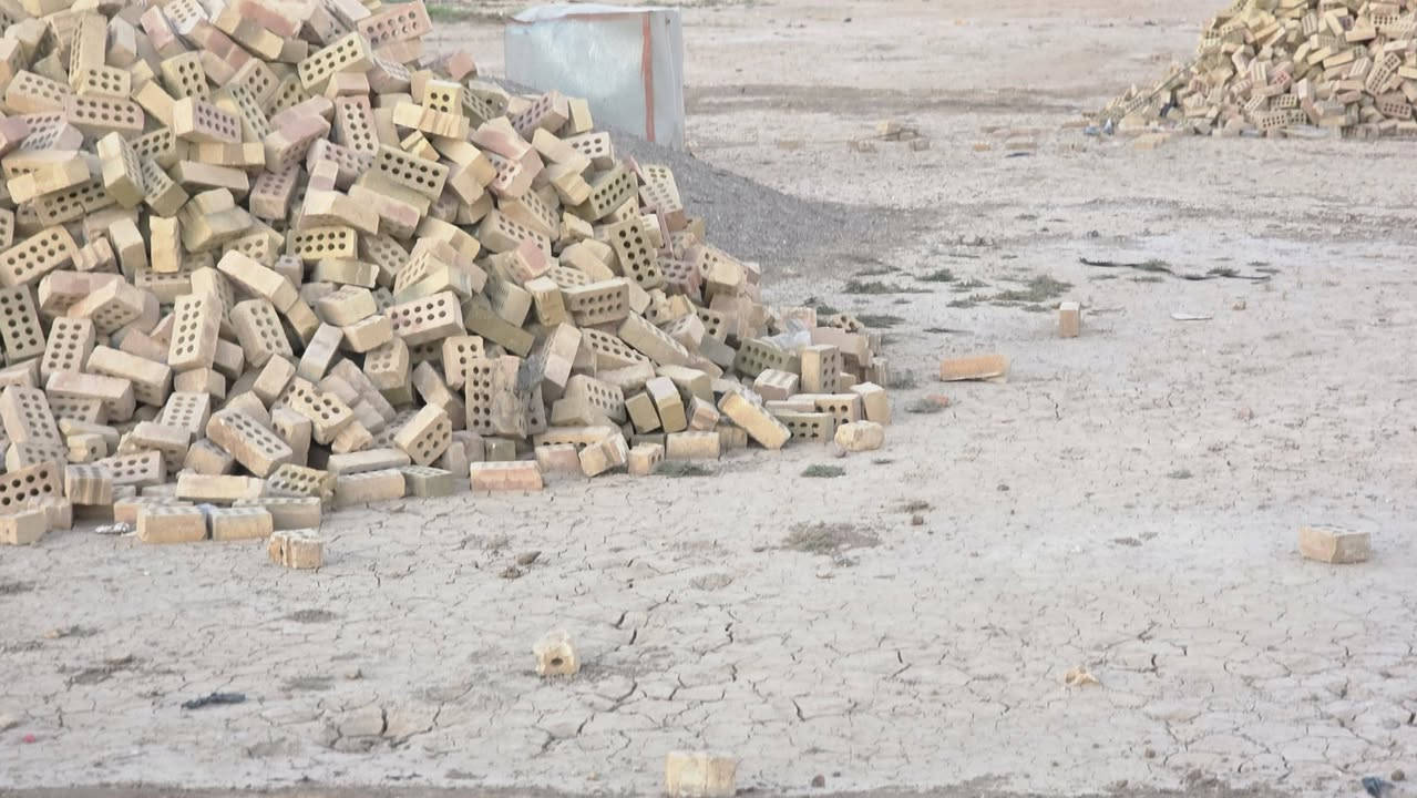 السلام عليكم قطعة  ارض خلف مطعم الرحمن للسيراميك  جنس الارض زراعي مساحتها 400 الواجهه16 النزال25 يوجد فيها 3دبل طابوك مع تك رمل واصل كافة الخدمات مقابل النازحين رقم الاتصال***********    ***********
