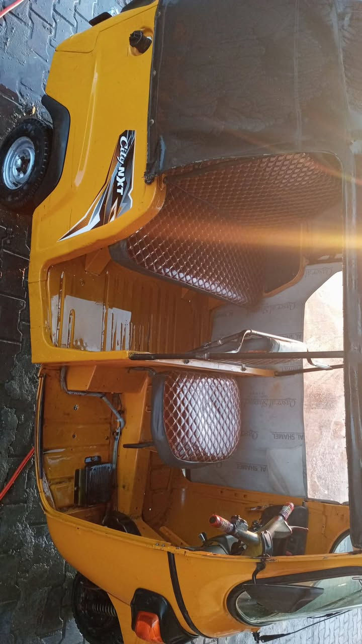 تك تك بياجو موديل 21 أوراق كامله شرط الترقيم لون اصفر ذهبي تخم تاير جديد كهربائياتها كلها شغاله  على نظام الشركه تماما بيها ضربه بصيطه يم الدوس التك تك مال جناي لان ممشتغلين بيها مال بيت لا تنفيس ولا تبخير قطره خياس مابيها مثل مموضح بلصور السعر 3و100 وبيه  مجال رقم *********** مكاني بغداد فلكه حي النصر
