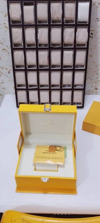 عارضة ساعات • 30 خانة • علبة بريتلنگ جلد