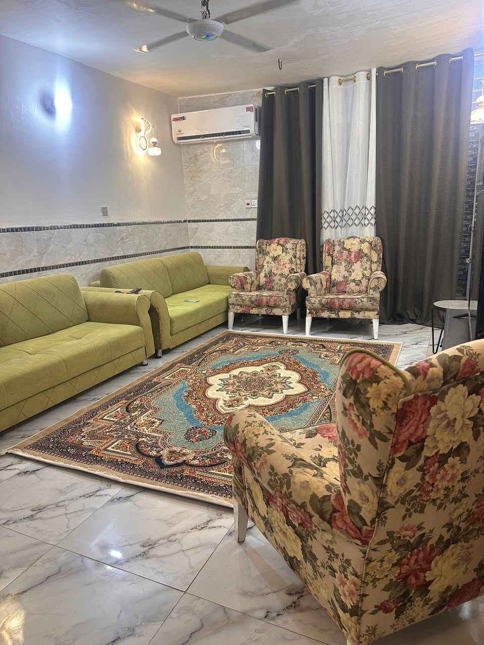95متر خلفي بل شعب نهايه شارع الصحه حي الكوثر في فرع الحسينيه مال ابو عزرايل البيت  بناء درجه اوله 2026 طابوك وبلوك بناءحديث وتعبان علي  
سعر 98 مليون هوه واثاثه مستعجلين ع بيعته لغرض حاجه
اتصال ***********
