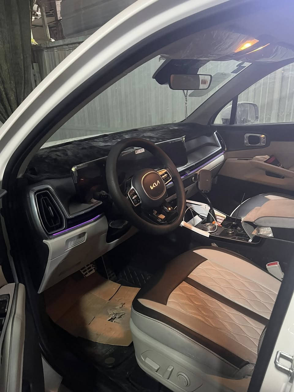 السلام عليكم
كيا سورنتو 
25 
ماشيه 13 الف 
ويل 20 
كفاله عامه عده بارد بل صندوك نص شبر 
هاتف ☎️ ***********
السعر 323
