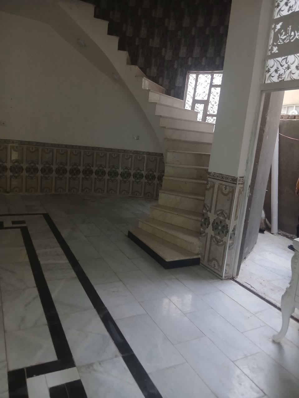 السلام عليكم  بيت 230متر طابو زراعي سند 25بناء طابوك يحتوي البيت 4غرف وصحيات وصاله واستقبال ومطبخ كربلاء  حي الامل مقابل عمود 83تفاصيل اكثر اتصل غير متاوجد على الفيس ***********
