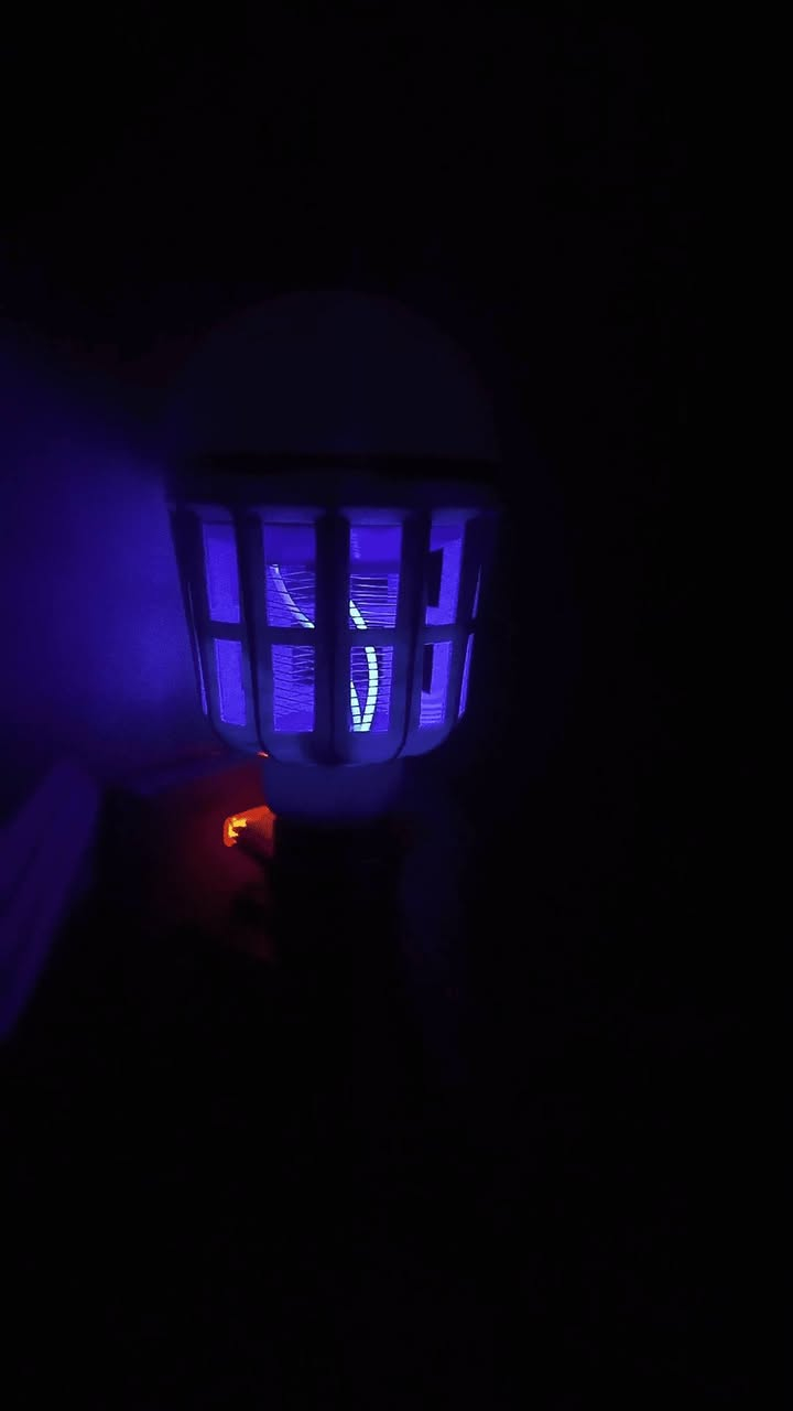 لمبة قاتلة للبعوض والحشرات بضوء UV
الاستخدامات

للقضاء على البعوض والحشرات الطائرة داخل الغرف، الصالات، الممرات، المكاتب والمحال.

مناسبة للاستخدام الليلي لحماية الأطفال والعائلة من لسعات الحشرات.

مثالية للمنازل، الاستراحات، الكرفانات، الحدائق المغلقة، والمخيمات.

المميزات

تعمل كـ مصباح إضاءة + جهاز قتل حشرات في نفس الوقت.

مزودة بضوء UV بنفسجي يجذب الحشرات فورًا نحو الشبكة الكهربائية الداخلية.

شبكة صعق كهربائي داخلية تقتل البعوض والذباب خلال أجزاء من الثانية.

استهلاك منخفض للطاقة (Energy Saving).

إضاءة جيدة بغطاء علوي نصف كروي لتوزيع الضوء بشكل متساوٍ.

تصميم مهوّى بشبك حماية يمنع لمس السلك الداخلي ويحافظ على أمان الاستخدام.

تركب مباشرة على أي قاعدة E27 في المنزل (مثل اللمبات العادية).

عمر تشغيل أطول مقارنة بالمصائد التقليدية.

محتويات الصندوق

لمبة قاتلة للحشرات بضوء UV.

الملاحظات

تعمل عند ربطها بالكهرباء فقط (Base E27).

يُفضَّل إطفاء الإضاءة الأخرى عند الاستخدام لزيادة فعالية جذب الحشرات.

المنتج آمن للاستخدام المنزلي ولكن يُنصح بإبعاده عن متناول الأطفال.


**إذا كنت صاحب هذا الإعلان وتريد حذفه لأي سبب، رجاءا أرسل رسالة إلى الدعم الفني**