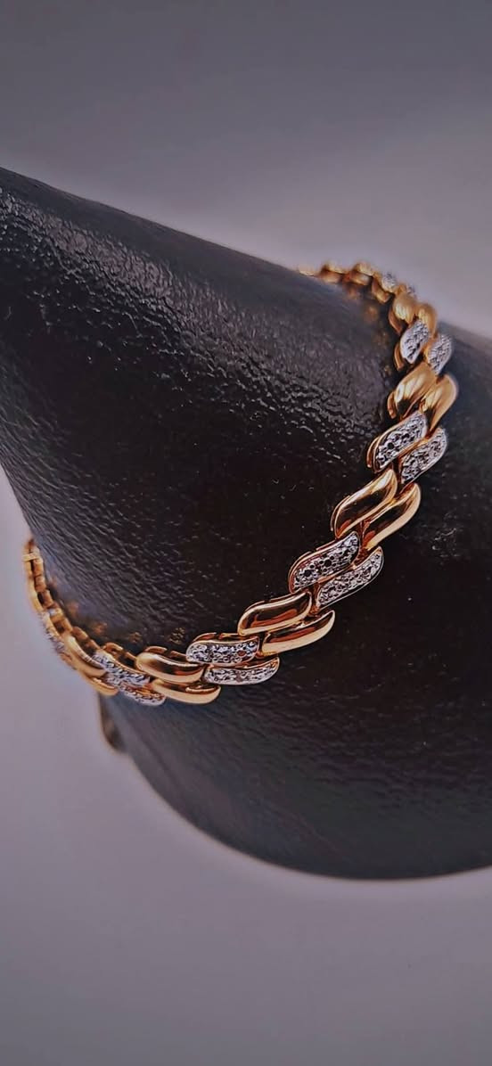 كما وعدناكم بتقديم الاميز والاندر من انتيكات و مجوهرات وتحف (الدار العالمي للانتيك ) ، سوار فضة 925 مع طلاء سميك وثابت من الذهب عيار 18 مرصعا بحبات من الالماس البلجيكي النقي ،،،
***********     واتساب &  فايبر
