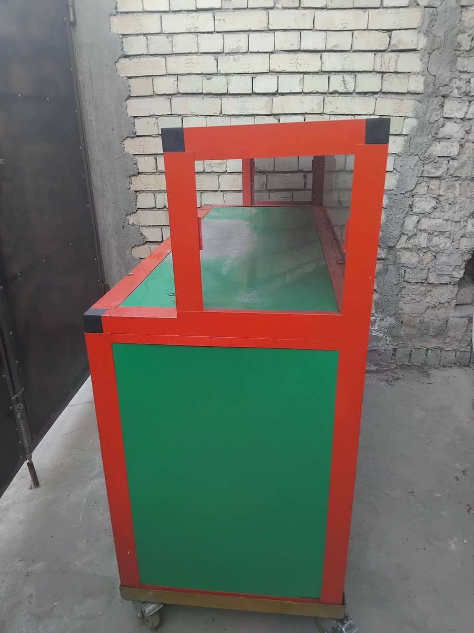 سلام عليكم من رخصة الادمن المحترام عندي فاترينة فلافل استعمال قليل للبيع ١٥٠ وبيها مجال بغداد الكرخ هاتف ***********
