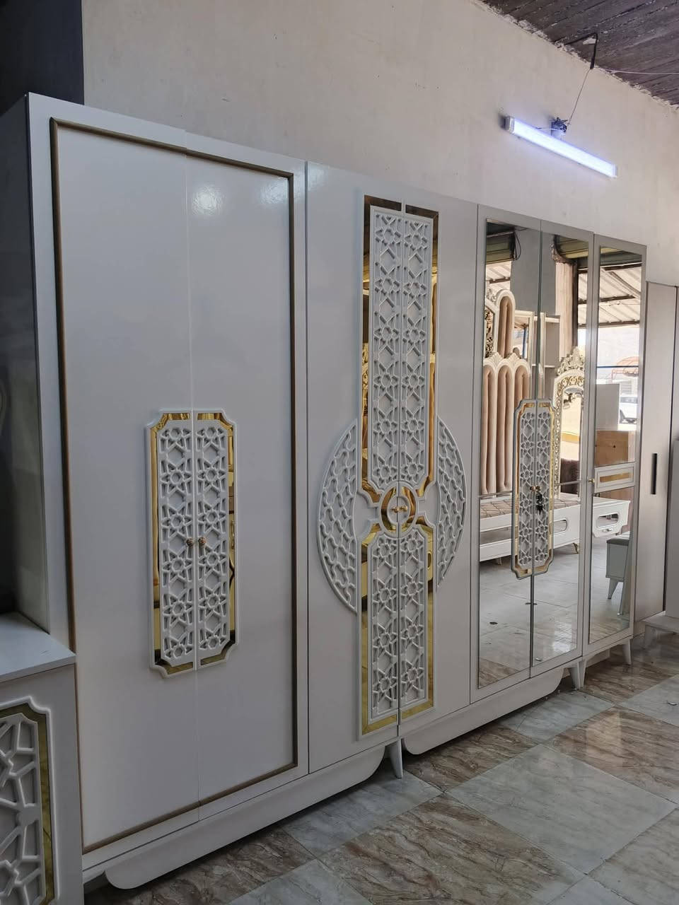 غرفة نوم تركي 10قطع شرط نظيف سعر 750يوجد لدينا توصيل داخل كركوك والأطراف وتدللون علينة اليحب يحجز تواصل خاص او واتساب ***********
