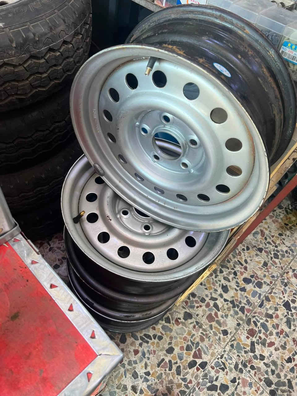 السلام عليكم
وويل فوتون جديد اصلي شركة كميه 

تاير مع وويل اصلي شركة تخم 

كميه محدوده 

للاستفسار اتصل :***********

العنوان :بغداد الشعلة محلات السلطاني
