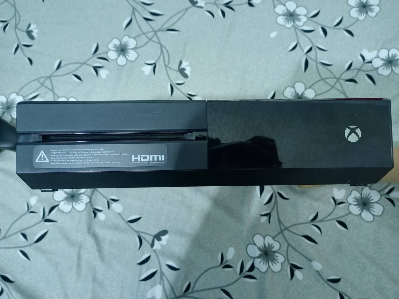 السلام عليكم
اكس بوكس وان فات للبيع 
الجهاز لوك ما مفتوح و لا مصلح
الذاكره 500GB
مع ملحقاته كامله 
يده اصليه 
و كيبلات كهرباء اصليه 
السعر 120 و بي مجال 
التواصل واتساب ***********
