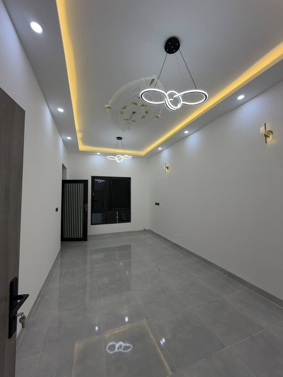 دار للبيع تكريت حي الجمعية
مساحة ١٥٠ متر واجة ٧ ونص نزال ٢٠ متر 
بيت طابقين صفر ٥ غرف نوم
٣ مجموعات صحية
استقبال كبيرة
صالة عدد٢
ومطبخ وكراج
الدار موقع مميز على منتزة
الدار رباط فتل 
واجة حجر حلان 
الدار كلة سحب
تاسيس كلة دفن 
السعر ١٩٠ مليون 
للاتصال ***********
مكتب يوسف للعقار
