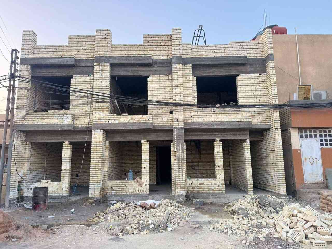 #يعلن مكتب الجوهره للعقار
مشتملات عدد (2) 50متر
ومشتمل واحد 60متر للبيع 🏡🏡🏡

كل مشتمل ثلاث طوابق 3غرف نوم و3صحيات 

علئ شارع 20متر رصيف 4متر 

بناء مستقل غيرمشترك 🏚️🏚️🏚️

 50متر واجهه4متر  
نزال 13متر 
60متر واجهه واجهه 5متر نزال 13متر  

بناء حديث درجه اولى 
يحتوي على صاله ومطبخ وحمام 
الطابق الثاني
غرفتين نوم.  حمام. عدد 2
طابق الثالث غرفه نوم وسطح امامي 

العنوان :: بغداد حي الجهاد الضباط مربع الذهبي خلف الشارع العام مباشر  

للستفسار ***********وتساب 
***********وتساب 
مكتب الجوهره للعقار
