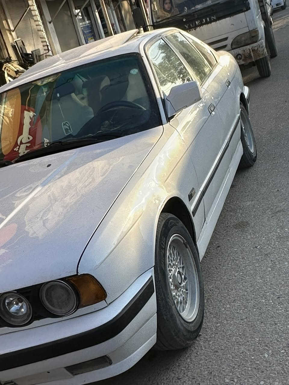 سه ره تا به ناوي خوا BMWبؤفروشتن
موديل ١٩٩٠مه كينه ٥٢٠گيرعادي بيلاد 
سه ناويوهه زاو هه مووشتيكي نويه 
به ناوخومه وه يه وه كلا په نجا بومور جيت ويست ئه وه ت بو ده كه م 
سليد
دووجام كارابا 
بوياخ بيلاد بوياخي نيه
سه ياره كه زور نومونه يه له جواني جالو ورده شوختيشيني زور جاهيزا مالي دووسته
عه يناو كلاجي تازه گوراوه 
جوار تايه و ويل لوك 
ته حويل موس براوه به شه رت 
گيروماكينه به شه رت ١٠فيته ر
بجوك ترين عه يبو سه ت دوولار بشكينه
 سحري خوار هه موو بازار ٥٣مه جاليكه م
بوزانياري زياتر ته له فون كان مشته ري نيت سه روخوتو منيش مه هيشينه له گه ل
ريزم 
ژماره ***********
***********
