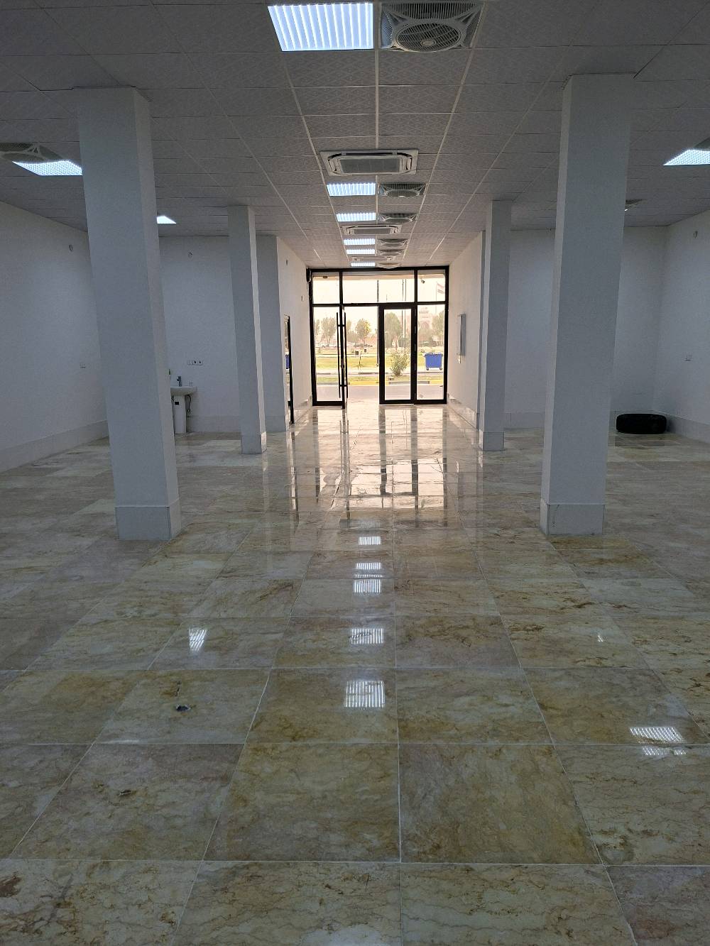 ​🏢 قاعة تجارية فاخرة للإيجار في البصرة (طابق أرضي ) 🏢
المميزات الأساسية:
​📍 الموقع: البصرة - مقابل حديقة ياسين خريبط مباشرةً (موقع إستراتيجي، تجاري، وحيوي جداً).
​📐 المساحة: 160 متر مربع (قاعة واسعة ومفتوحة بتصميم ممتاز).
​🧱 الطابق: (طابق أرضي) يسهل عملية الدخول والخروج ومثالي لخدمة المراجعين والزبائن.
​✨ بناية جديدة بالكامل: القاعة لم تُستأجر أو تُسكن من قبل (جاهزة للاستلام الأول بنظافتها الكاملة).
​المواصفات والخدمات الداخلية:
​الأرضية: مرمر درجة أولى بتشطيب راقٍ ونظيف يعكس الإضاءة بشكل جمالي ومميز.
​التكييف والإنارة: مجهزة بالكامل بمنظومة تكييف مركزي حديثة (سقفي) تغطي كامل المساحة، مع ديكورات سقف ثانوية وإنارة متكاملة.
​المرافق الصحية: تحتوي القاعة على مغسلة خارجية مرتبة + تواليت (مجموعة صحية متكاملة وجاهزة للاستخدام).
​ملاحظة هامة (نوع الإيجار المستهدف):
​القاعة معروضة للإيجار للشركات الاستثمارية، المكاتب التجارية، الوكالات، أو المراكز الطبية والتخصصية او مراكز تسويقي وغيرها 
(نعتذر عن تأجيرها للمطاعم،و الكوفيات
سعر الإيجار ٢ مليون غير قابل للنقاش
​📞 للمعاينة والاستفسار، يرجى المراسلة 
على الخاص أو الاتصال  ***********