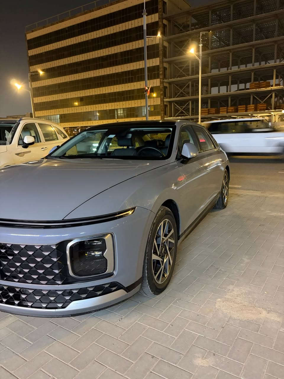 أزيرا ٢٠٢٤ كلين تايتل ، وارد أمريكي حادث سرقة ( ماطور الزراكات)
١- محرك ٤ سلندر تيربو
٢- لون أسمنتي 
٣- بانوراما ع طول السقف 
٤- لدد امامي وخلفي زينون
٥- كير تعليك من ثمن نمرات 
٦- قطعتين تبريد أمامي وخلفي 
٧- كشنات جلد 
٨- كشنات كهرباي الكل
٩- نظام ترفيهي بشاشة معلوماتية.  
 • فتحات تكييف للركاب الخلفيين.  
 • مقاعد جلدية في الفئات العليا.  
 • نظام دخول ذكي وتشغيل زر Push-Start.  
 • تحكم كهربائي في المقاعد الأمامية.  
 • تكييف أوتوماتيك ثنائي المناطق في الفئات الأعلى.
١٠- أكياس هوائية متعددة.  
✔️ نظام مراقبة ضغط الإطارات.  
✔️ مساعد للبقاء في الحارة وتنبيهات الحارة.  
✔️ مراقبة النقطة العمياء وأنظمة مساعدة السائق المتقدمة في الفئات الأعلى.

***********راعي السيارة ١١-
