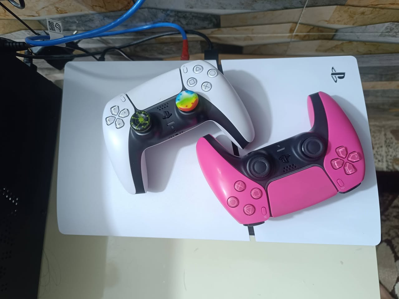 السلام عليكم 
بلي فايف سلم نضيف كلش استعمال قليل جدا 
كامل ملحقات كارتونتة وغراضة كلهة موجودة 
ويا جوستكات 2 لا تعليك ولا درفت 
وقرص قراند 5
و UPS 1500
سعر 750 
العنوان بغداد 
للتواصل ***********
