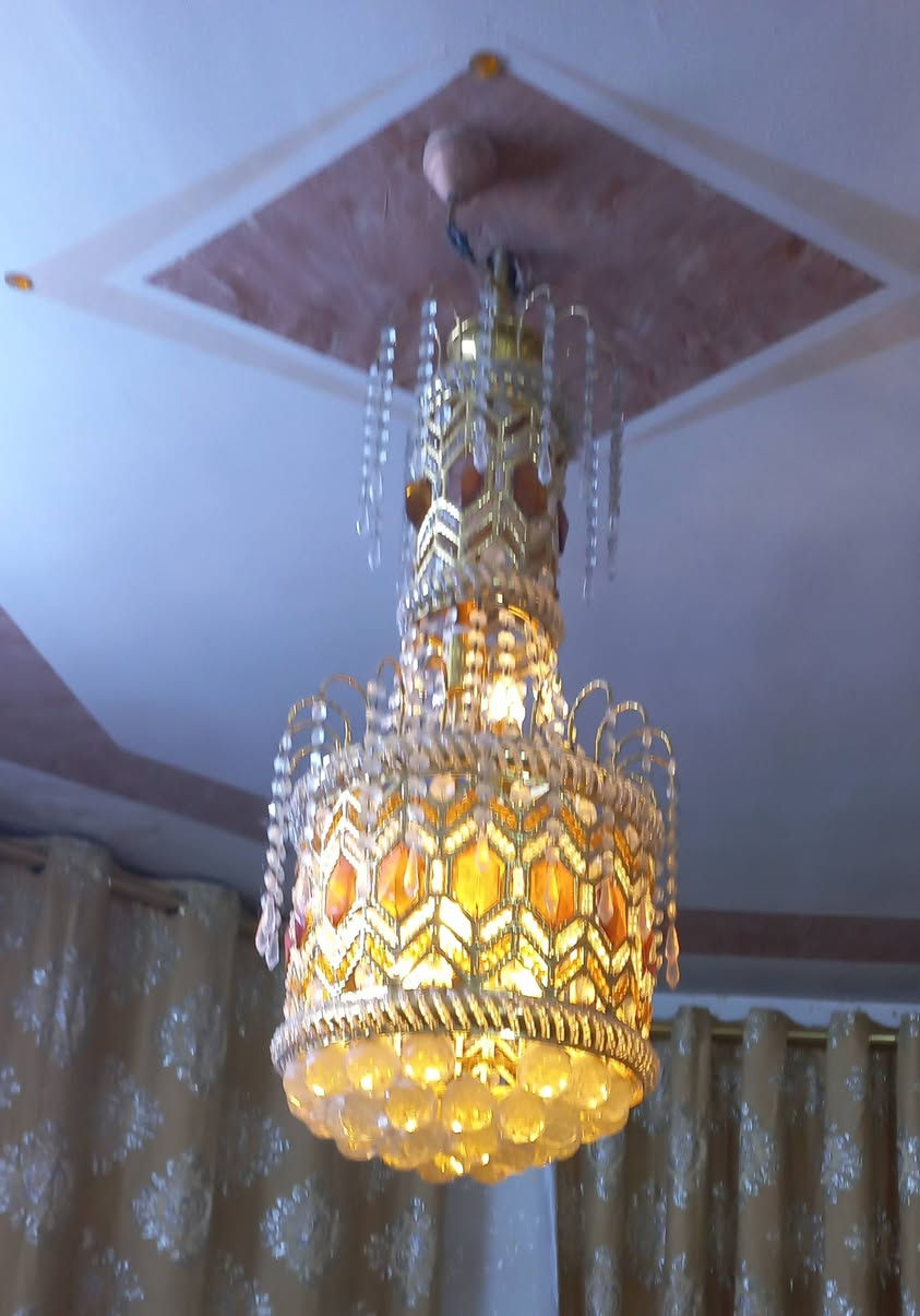 السلام عليكم عندي ثريات 2 سعر 75 ميز حاسبه السعر 50 موجود واتساب الرقم ***********
