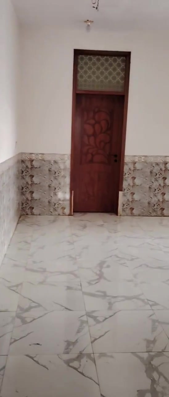 يوجد لدينا
شقه للايجار حديث البناء درجة أولى طابق اول 

غرفتين كلدور مطبخ صحيات

سعر الاجار 350 الف

الماء والكهرباء واصل ع ابو الشقه

حله نادر الثالثة قرب الطاقة

للاستفسار الاتصال على الرقم ***********
