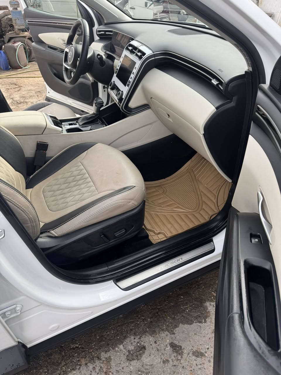 توسان ٢٤ خليجي رقم بغداد ماشيه ٣٣     ألف كم مواصفات خليجي معروفه كامره خلفيه وحساسات امامي وخلفي ترحيب مري شفط كشنين كهرباء داخل اوف وايت مرغوب كير محرك ع بلاد سياره كله ع بلاد كميكانيات فقط بيه بارد جوه رقم خلفي  شراي يتصل ع *********** مكانه شارع فلسطين والسعر ٢٠٩ بيه مجال بسيط وبالعافيه ع ياخذه
