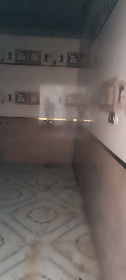 السلام عليكم 
معروض للايجار نصف دار خلفي طابقين نظيف جدا في منطقة حي الفداء شارع ابو لبنان قرب الدوريه 
يحتوي على 
استقبال 
وصاله 
 وغرفه نوم عدد (٣) 
مطبخ 
صحييات وسطح 
الإيجار (٣٠٠) الف مع اجور الماء والكهرباء 
للاستفسار الاتصال واتساب ***********
مكتب المدار الذهبي للعقار
