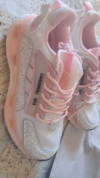 حذاء رياضي ماركة  size 42 السعر ٢٠ الف خدمة توصيل  ٠٧٧٣٠٠٣٠٦٦٣