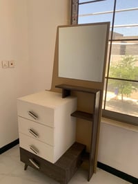 للبيع  السعر ٦٥ الف ميز تواليت  مجرات كومدي  كومدي جانبي   لعنوان  بغد...