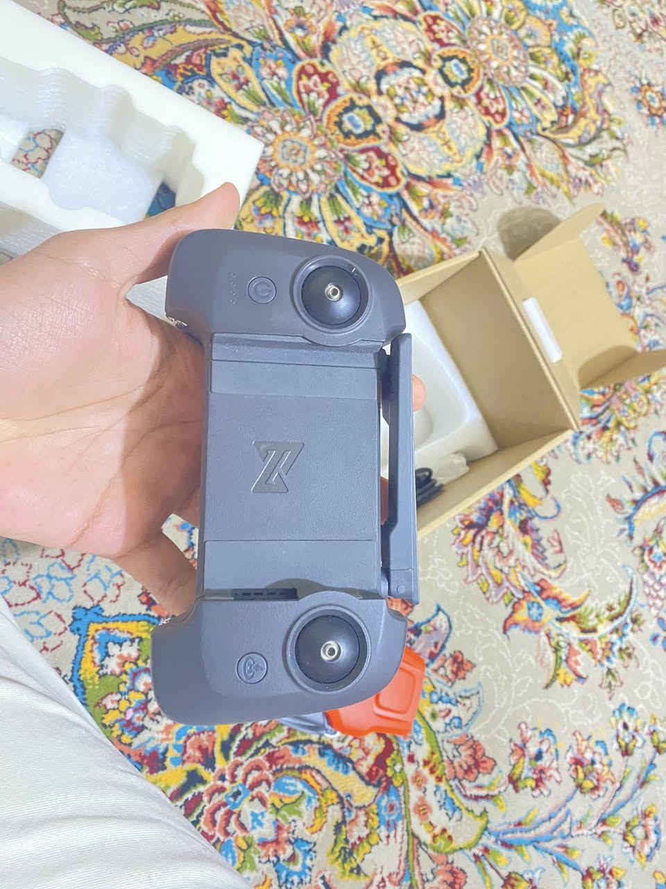 سلام عليكم شباب عدي طيارة شاومي فيمي مني 3. اريد اراوسها  اب طيارة دي جي اي مني تو او طي فرق 100 الف نظيفة جدإ شخط ما بيها 100‎%‎ النظافة او امطيريها فقط 3مرات فقط رام ما بيها كل الملحقات مال الشركة موجودة       الوزن: 245 جرام (لا تحتاج تصريح في معظم الدول).
• المستشعر: Sony CMOS بمقاس 1/2 بوصة بدقة 48 ميجابكسل.
• دقة الفيديو: 4K بمعدل 60 إطاراً في الثانية (4K @ 60fps).
• فتحة العدسة: f/1.6 (ممتازة للتصوير الليلي).
• مانع الاهتزاز: جيمبال ميكانيكي بـ 3 محاور (3-Axis Gimbal).
• مدة الطيران: 32 دقيقة (البطارية القياسية) / 37 دقيقة (بطارية Plus).
• المسافة والمدى: نظام نقل SoLink بمدى يصل إلى 9 كيلومترات.
• السرعة القصوى: 18 متر/ثانية (65 كم/ساعة).
• مقاومة الرياح: المستوى الخامس (Level 5).
• أنظمة الملاحة: GPS / GLONASS / Beidou / Galileo.
• الشحن: يدعم الشحن السريع بقوة 27 واط عبر منفذ USB-C.
• الذكاء الاصطناعي: معالج AI ISP لتقليل الضوضاء في التصوير الليلي بنسبة 400%.
• أوضاع التصوير: تتبع ذكي (Smart Tracking)، تصوير عمودي (Vertical Shooting)، وتصوير فاصل زمني (8K Time-lapse).


**إذا كنت صاحب هذا الإعلان وتريد حذفه لأي سبب، رجاءا أرسل رسالة إلى الدعم الفني**