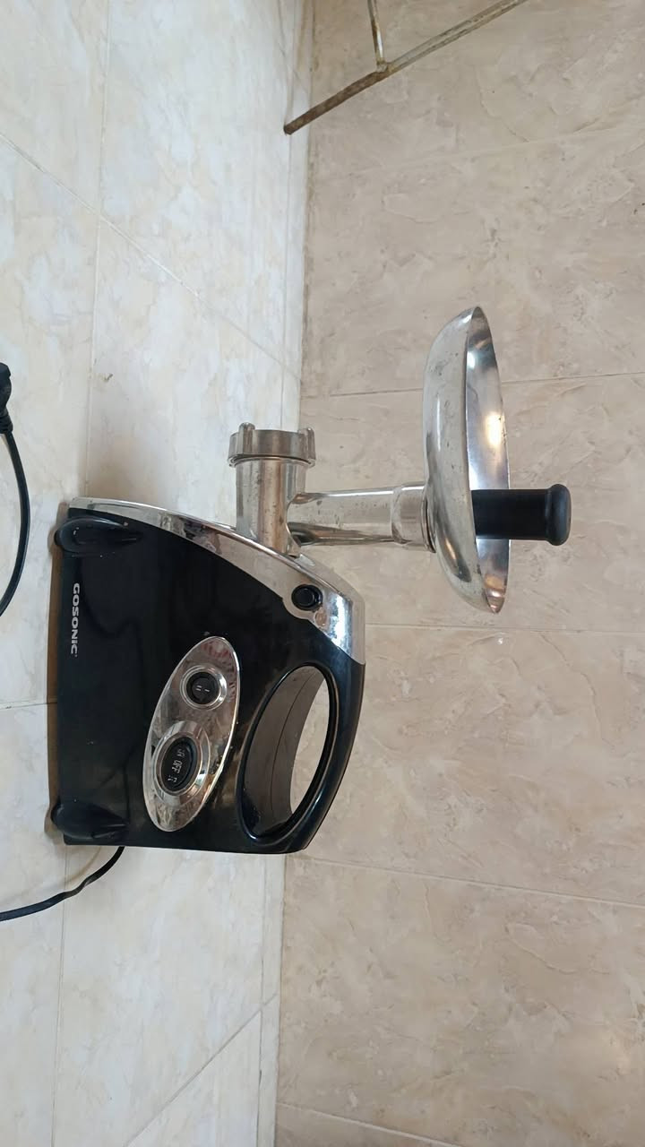 عجانة خبز نضيف 100$
مكينة لحمة 25الف 
***********
