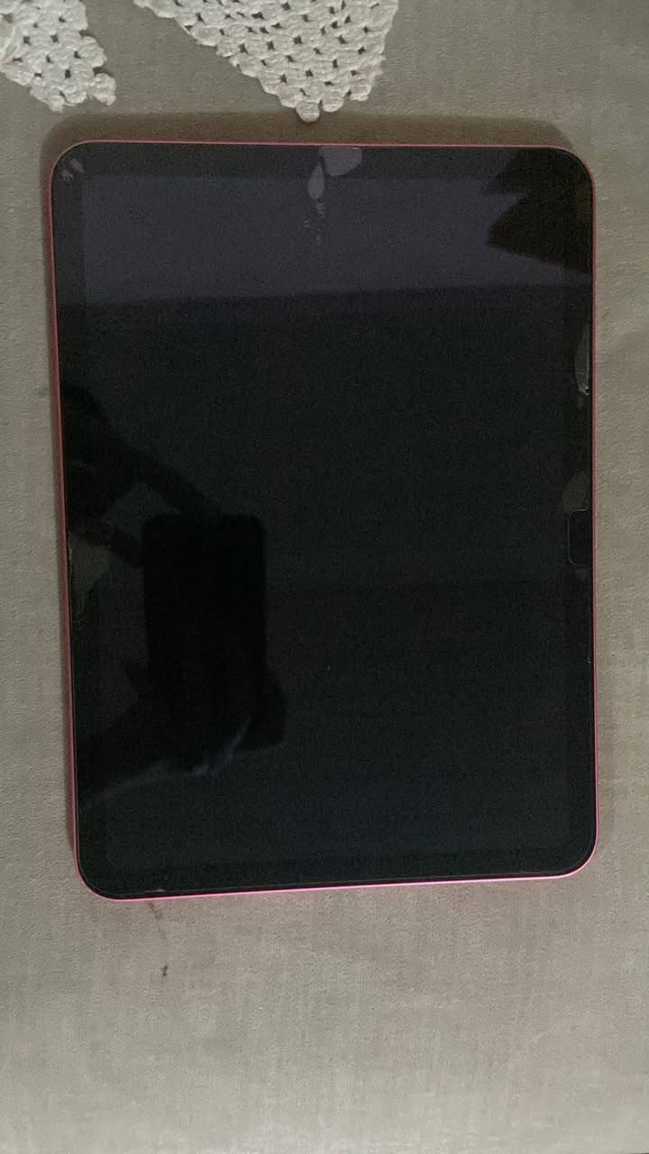 اسمه ipad 10th ايباد الجيل العاشر 
ذاكرته ٦٤ 
وجديد مستعمل سنة ونص ما مبدل بيه اي شيء 
ووياه الكارتونة مالته 
لونه وردي
السعر ٤٢٥ وبي مجال اشؤي
العنوان بغداد الغزاليه
***********
