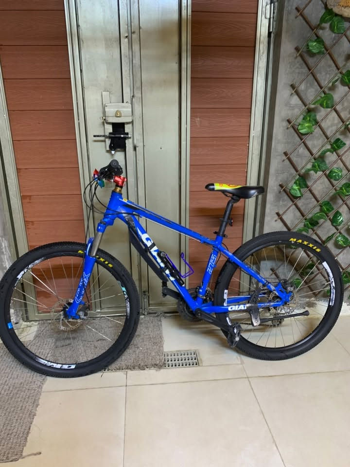 🚲 للبيع: بايسكل جبلي جاينت (GIANT) أصلي - بحالة ممتازة🟦

جبلي (Mountain Bike) هاردتيل.⛰️

 (الفريم): ألمنيوم خفيف جداً وقوي (Aluxx Aluminum)، تصميم هيدروليكي مريح للمسافات الطويلة.✅

(الإطارات): تايرات أصلية ماركة Maxxis (ماكسس)✅

ويلات ألمنيوم دبل وول ديسك (Giant GX28)، قوية وتتحمل الصدمات.✅

منظومة سرعات متعددة (شفترات شيمانو) مع دنديل ثلاثي أمامي يوفر سلاسة تالية🟥

(المساعد الأمامي): مساعد أمامي (Fork) يمتص الصدمات بشكل ممتاز، يمنحك راحة كاملة بالمطبات🟦

حجم(27.5)

العنوان بغداد مدينة الصدر
للتواصل ***********

