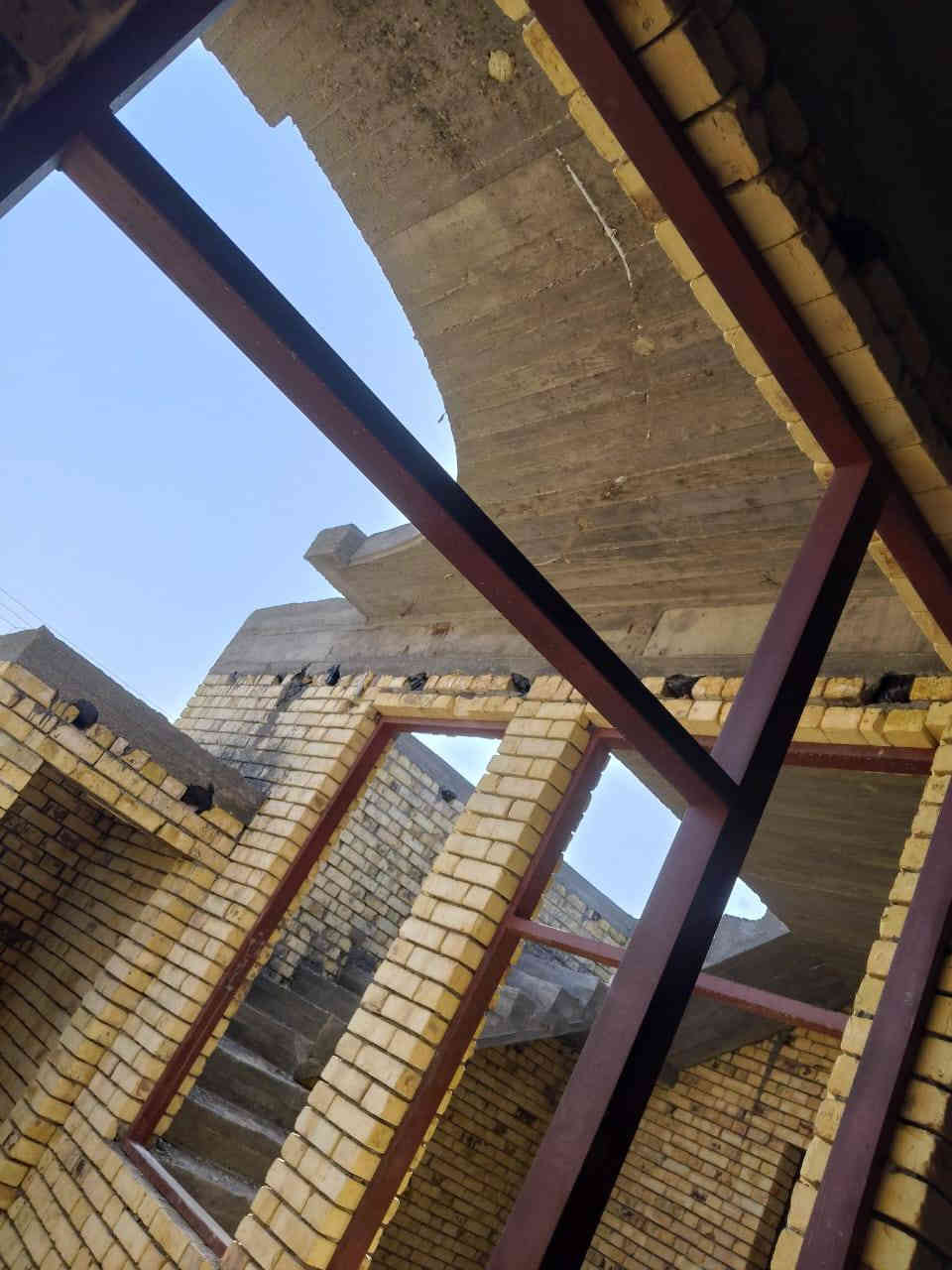 هيكل ١٠٠م خلفي بناء مسلح الفداء مقاطعه ٢٤ خلف شارع ٦٠ مباشر المنطقه متكامله الخدمات بستثناء التبليط السعر ٥٢ مع المجال القليل للاستفسار الاتصال ***********
