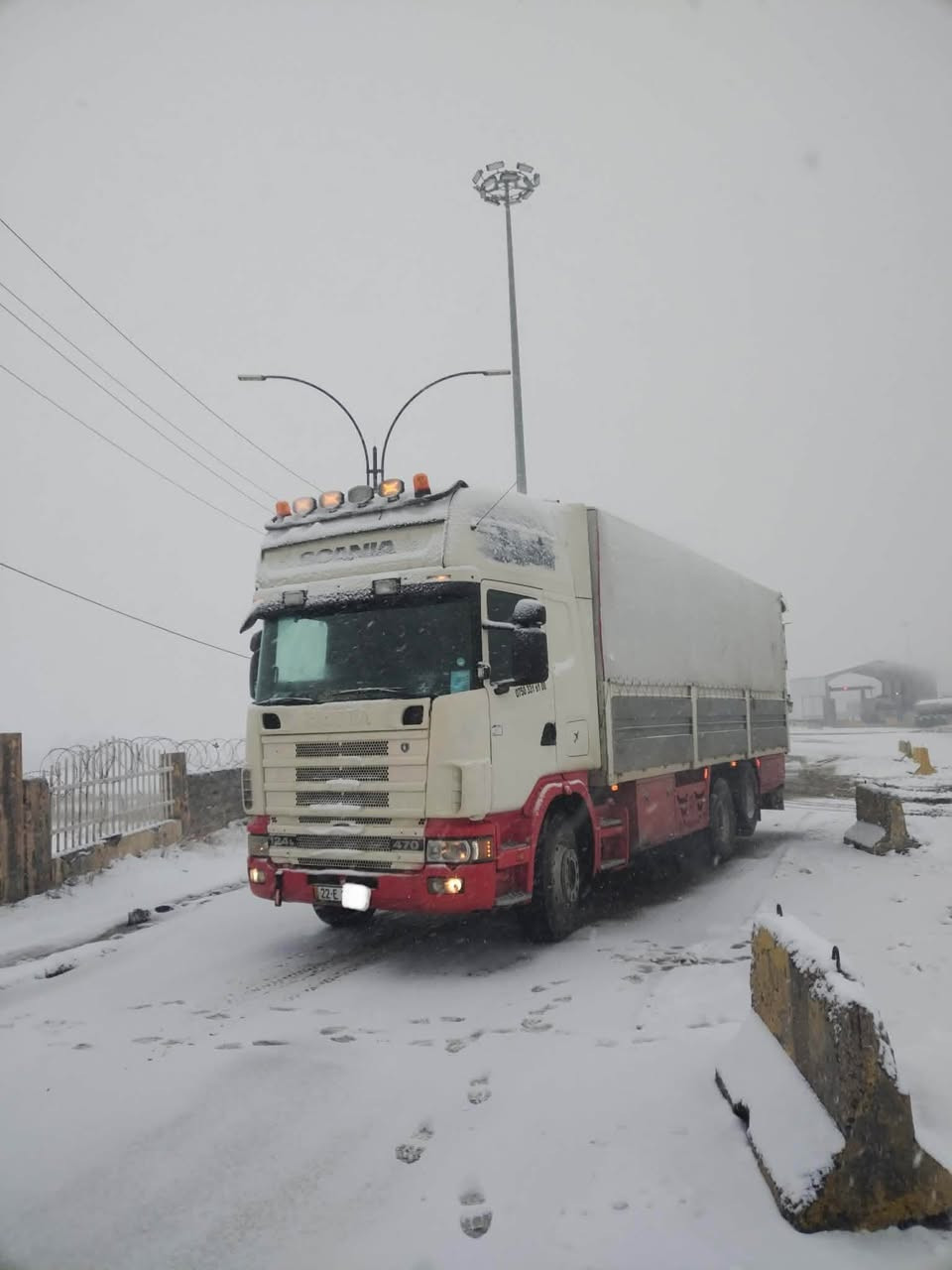 Scania 2003
سكانية لوري موديل ٢٠٠٣
سيارةكة بي سبوغ دةعامي لو دةعامي بةشةرت
مةكينة انجيك سور ٤٢٠حجم
گير عادية  
سحال تاك تاية لةسةنةويش سحال تاك تاية
تةبريد سارد و گةرم
ريتايدار
روبستونة
رةقةم و سةنةوي و هةزةي نوي جديد
تاي هةمووي نوية 
سيارةكة خاوينة ئي بن ئيشة
 گير مةكينة تةبريد ريتايدار بةناو كردن هةمووي بةشةرت 
 سيارة كل جديد
شوين سوران 
سعري ٢٥٢ وةرةقة مةعامالي تيدا
***********
*********** وتساب
  كةفالي حاجومةرانيش لةگةل سوران, أربيل
