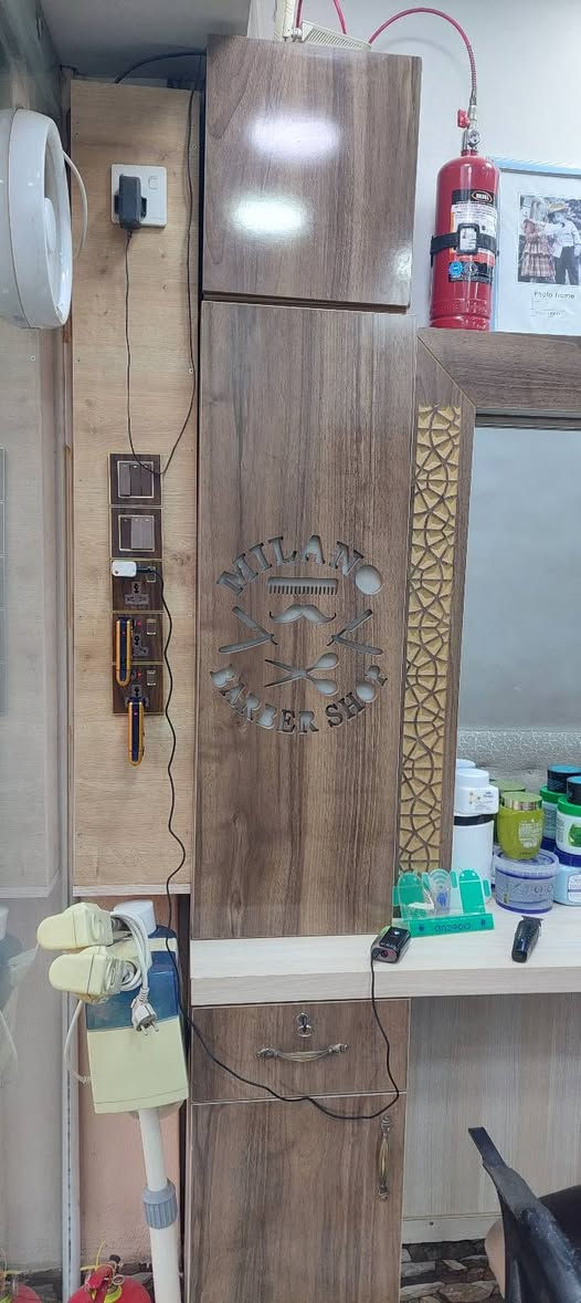 سلام وعليكم ميز محل حلاقة ومرايات كاملة للبيع للاستفسار ***********
