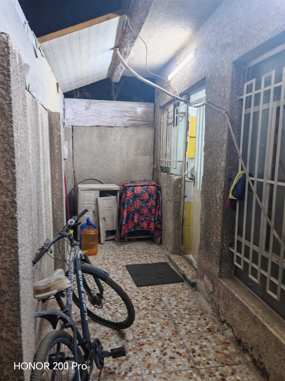 سلام عليكم يوجد مشمتل معزول للايجار في منطقة حي الزهور المنصور خلف مستشفى الطفل الاسكان المساحه ٨٠م تحتوي عل صاله ومطبخ وغرفه نوم وصحيات والطابق الاول غرفتين نوم وصحيات شارع عريض منطقه هدوء للاستفسار الاتصال على ***********او *********** مكتب اليقين للعقارات
