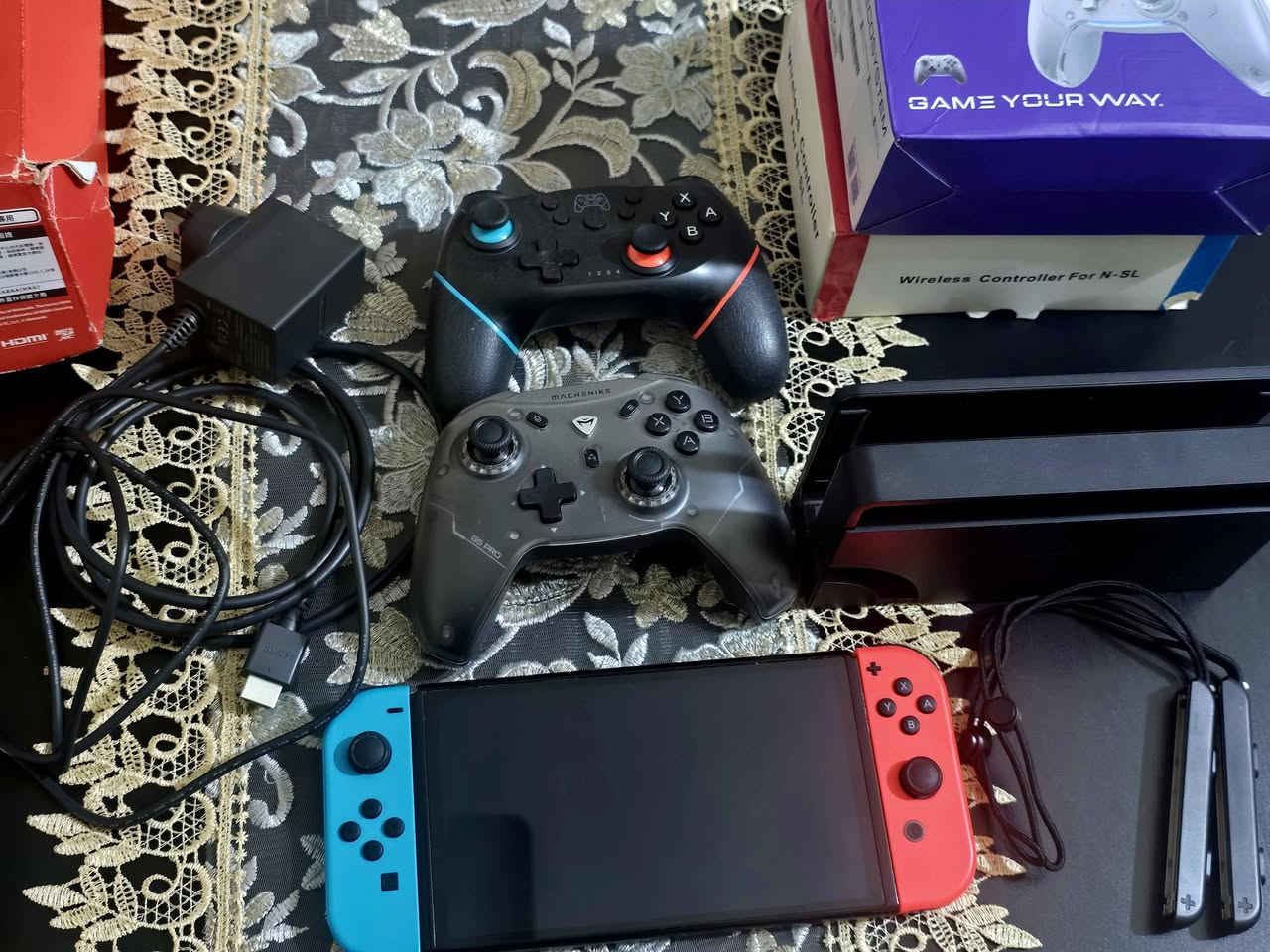 السلام عليكم 
نيتندو سويتيش اوليد  مهكر Nintendo Switch OLED 
ذاكرة :512 من سان ديسك 
وياه جوستكين مثل ما موضحات بالصور 
الجهاز نظيف جداً ولا شخطة ومن تجي تفحصة وتشوف نظافتة
مهكر وجاهز اونلاين واوفلاين وبيه الالعاب اللي بالفيد ، وأي لعبة ثانية تريدها ممكن انزلها الك 
السعر :475 الف قفل ، عجبك السعر تفضل خاص 
ما عجبك اعتبر نفسك ما شفت البوست
***********
