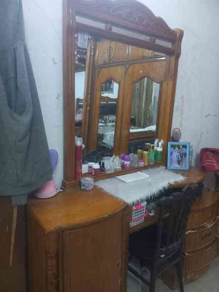 التخم عراقي تكمه جلد كلش نضيف ب300 وبي مجال بسيط الغرفه تكمه شغل نجار ب600 وبيه مجال بسيط الدوره ابودشير الشهداء ***********
