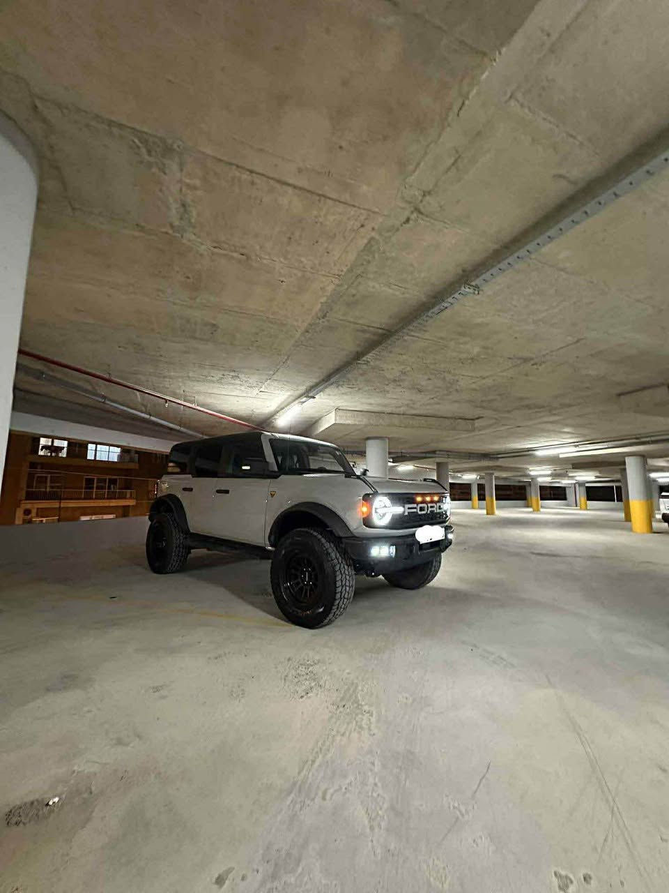 فۆرد بڕۆنکۆ بادلاند سەسکواج 
مواسەفات فول یەک فیە خوار ڕاپتۆر 
جۆری مواسەفات 
شەش دوگمە 
مۆدی لێخورین ( نۆرماڵ- یکۆ - ئۆتۆ ویل درایڤ- ژاڤا- رۆک- بەستەڵەک- ئاو) 
ڕادار کامل 
حەساس کامل 
کامێرا ٣٦٠ 
بەرزکراوە لە بیلادی 
دەبڵی (ۆ-ی-م) بیلادی هەواو بۆ زەبری توند 
٥٥٠٠٠ کم ڕۆشتووە 

٢ پارچە (چاملخ و بۆنیت ) سبوخە 
لەگەل شانی سایەق و بستەک لە چاملخی سەکن 

سەیارەکە بێ شانسیە و پەرەشووتەکانی تەقیوە 

باقی ئەکسل و گێروو مەکینە و تەوازن و سوکان و هەیکەل کامل بەشەرت 
٣٤٠$ و معامەلە 

تکایە تێل بکە ئەگەر کریاری 
*********** أربيل, العراق
