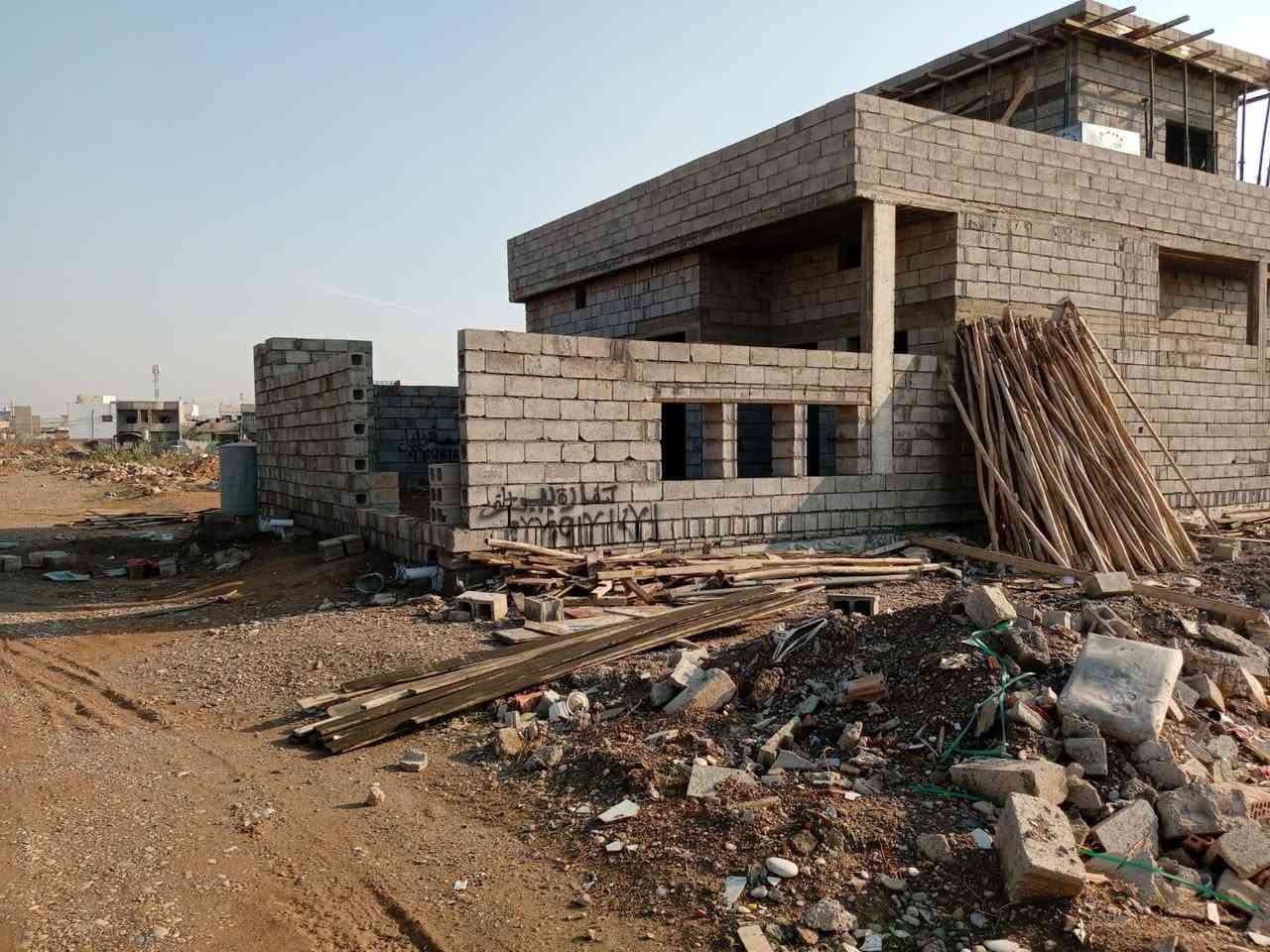 هيكل كامل للبيع 200 م واجهه 10 طابو صرف باسم شخص واحد 
يحتوي على غرفتين نوم واستقبال هول مطبخ صحيات داخليه وخارجيه درجه داخلي 
شبابيك وابوك خارجيه كامل زائد لبخ زائد ماء بيع مستعجل

السعر  الاتصال الموبايل صاحب الهيكل ( ***********)
صاحب المكتب،(***********)
